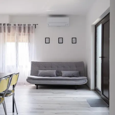 Apartma Oddih Dutovlje Exterior photo