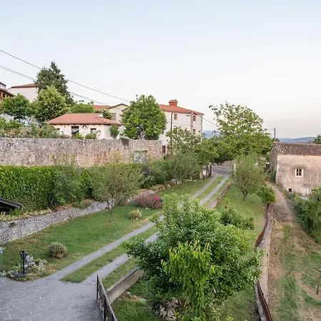 Apartma Oddih Dutovlje Exterior photo